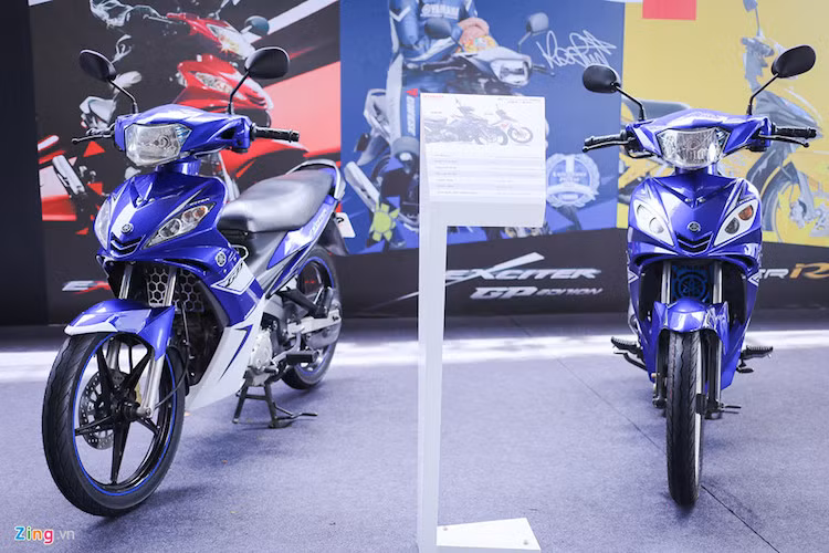 Đến năm 2009, hãng xe máy Yamaha tiếp tục tung ra phiên bản số côn tay của dòng xe này. Có thể nói đây chính là thời điểm phong trào chơi Exciter bắt đầu nở rộ. Kiểu dáng không khác biệt nhiều so với thế hệ trước, nhưng việc thêm phiên bản côn tay và tem GP đã tạo nên sự khác biệt.