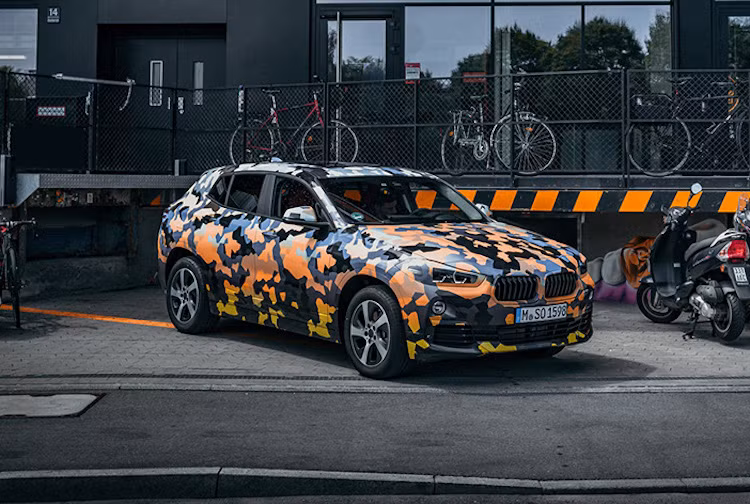 Hiện tại, BMW đang bị "hụt hơi" trong "trận chiến doanh số" so với các đối thủ Mercedes và Audi. Để thay đổi tình thế, hãng đang tập trung vào nhiều mẫu SUV và crossover mới. Bên cạnh X3 thế hệ mới vừa ra mắt, 2 dòng xe địa hình chuẩn bị được BMW "trình làng là mẫu xe ôtô crossover BMW X2 và SUV cỡ lớn BMW X7.