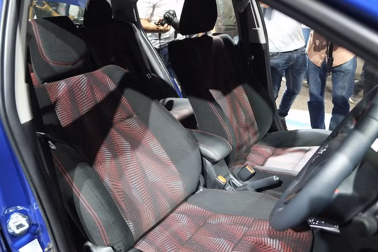 Không gian bên trong nội thất và giữa các hàng ghế của Yaris Ativ không thay đổi so với Vios. Trên phiên bản cao cấp nhất, xe được trang bị nhiều tiện nghi như hệ thống thông tin giải trí với màn hình 7 inch, điều hòa không khí tự động, màn hình hiển thị đa thông tin 4,2 inch trên táp-lô, dàn âm thanh 6 loa, hệ thống khóa thông minh...