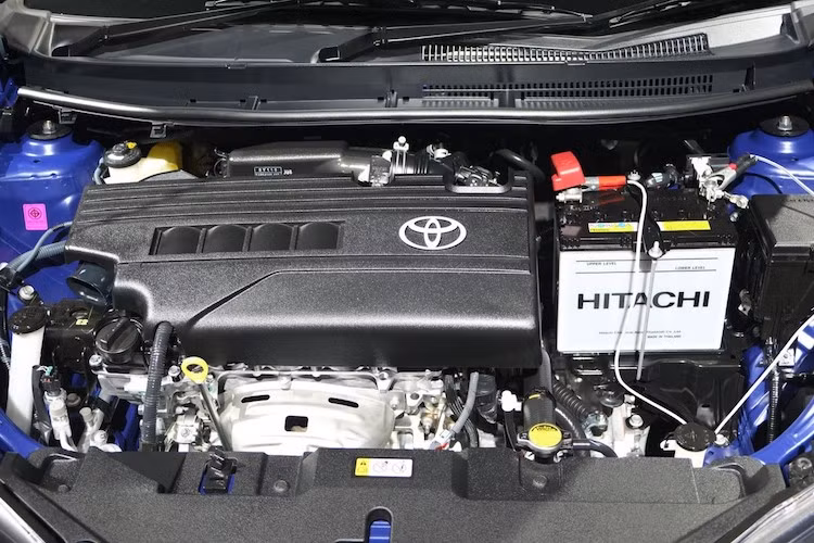 Tuy nhiên so với Vios, Yaris Ativ "yếu thế" hơn về động cơ khi chiếc xe chỉ được trang bị máy 4 xi-lanh 1.2l Dual VVT-i thay vì 1.5l, đạt công suất khiêm tốn 86 mã lực và mô-men xoắn cực đại 108 Nm. Mọi phiên bản đều dẫn động cầu trước và kèm theo hộp số Super CVT-i.
