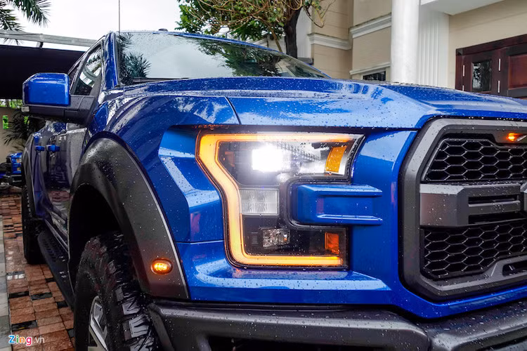 Hệ thống đèn pha LED bật/tắt tự động. Dải đèn LED định vị được thiết kế đẹp mắt.