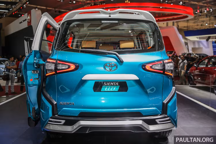 Toyota chưa công bố giá và thời điểm bán ra của Sienta Ezzy. Tuy nhiên, chắc chắn chiếc xe sẽ vẫn nằm trong phân khúc MPV 7 chỗ giá rẻ để cạnh tranh Suzuki Ertiga và mới nhất là Mitsubishi Xpander.
