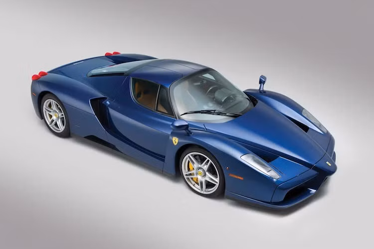 Nếu có một cuộc bình chọn mẫu xe có tầm ảnh hưởng mạnh mẽ nhất được Ferrari tạo ra từ đầu Thế kỷ 21 tới nay, chắc chắn siêu xe Ferrari Enzo sẽ chiếm một vị trí rất cao. Enzo được coi là một trong những siêu xe Ferrari "thuần chất" cuối cùng, trước khi sự ảnh hưởng của kỷ nguyên công nghệ đã khiến những chiếc xe được trang bị "hằng hà sa số" các hệ thống khác nhau, "lấn át" cảm giác lái thực sự.