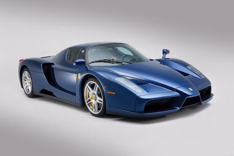 Với số lượng sản xuất chỉ 400 chiếc vào đầu Thế kỷ 21, tới nay siêu xe Ferrari Enzo "hàng khủng" đã trở thành một món đồ sưu tập có giá trị cao. Trong số 400 chiếc xe này, đa số đều được sơn màu đỏ Rosso Corsa truyền thống của Ferrari, chỉ có rất ít xe có các màu sắc khác. Đặc biệt, những chiếc Enzo màu xanh Blue Tour De France chỉ đếm trên đầu ngón tay.