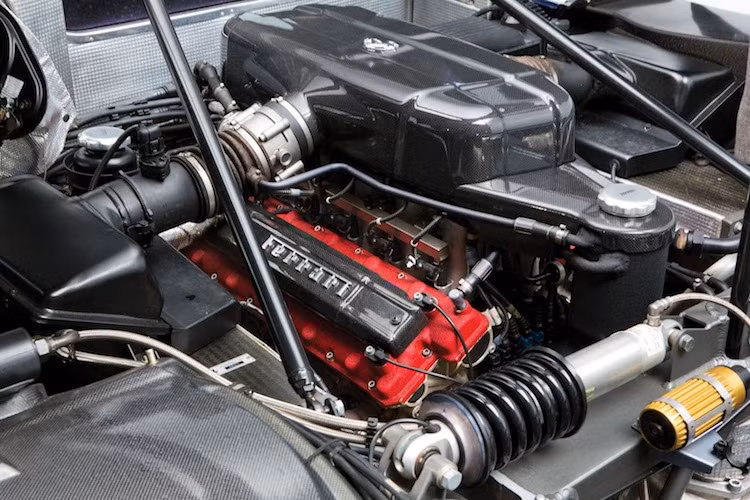 Ferrari Enzo được trang bị khối động cơ V12 6.0l nạp khí tự nhiên, với công suất tối đa 651 mã lực và mô-men xoắn cực đại 657 Nm. Với động cơ này, siêu xe mang tên nhà sáng lập Ferrari có thể tăng tốc từ 0-100 km/h trong chỉ 3,1 giây và đạt tốc độ tối đa 355 km/h.