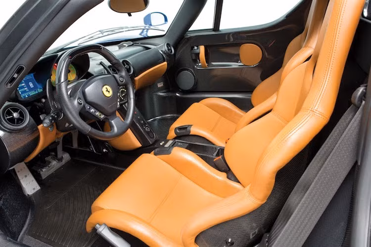Ở bên trong nội thất, Ferrari Enzo có thiết kế đơn giản, hướng tới trải nghiệm lái thay vì độ tiện nghi. Toàn bộ nội thất của xe đã được bọc trong da cao cấp màu vàng. Giống như những siêu xe đỉnh cao F40 và F50 của Ferrari trước đây, nội thất của Ferrari Enzo cũng được lấy cảm hứng một phần từ xe đua.