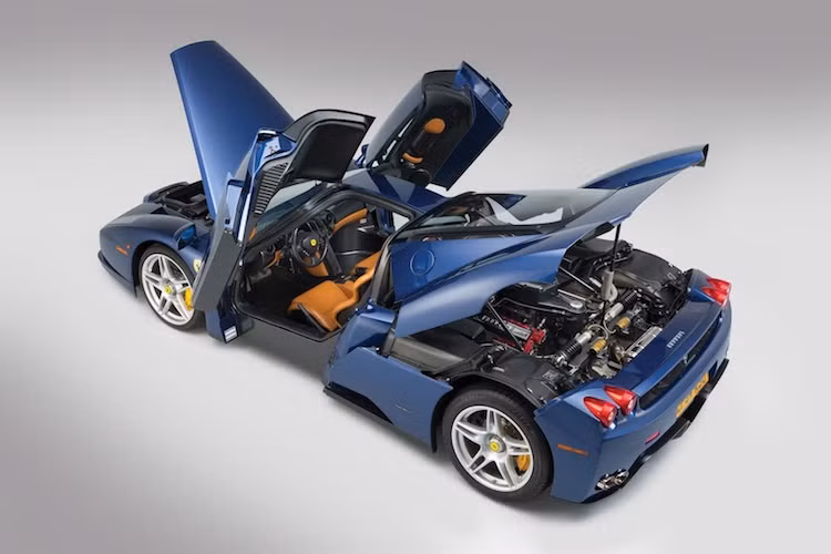 Khi mới ra mắt, siêu xe Enzo Ferrari được bán với giá niêm yết 660.000 USD nhưng hiện nay, mẫu siêu xe này luôn có giá bán trao tay lên tới con số ít nhất phải ở mức 2 triệu USD (tương đương 45,4 tỷ đồng). Hiện tại, chiếc Enzo màu xanh cực độc trong bài viết này đang được rao bán với giá không được tiết lộ. Tuy nhiên do có màu "độc" và ở tình trạng hoàn hảo, chắc chắn nó sẽ phải đắt hơn 2 triệu USD.