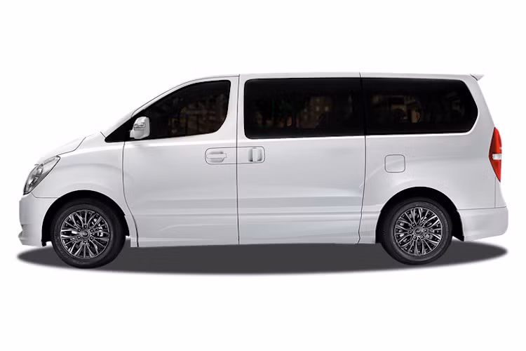 Ở hai bên thân xe, Grand Starex được hãng xe ôtô Hyundai trang bị bộ mâm nhiều cánh 17 inch đem lại cảm giác cao cấp, trong khi phía sau đuôi xe cũng có những thay đổi ở khu vực cản sau, cánh đuôi trên cửa kính và các logo. Grand Starex có kích thước D x R x C lần lượt 5125, 1920 và 1925 mm cùng với trục cơ sở dài 3200 mm.