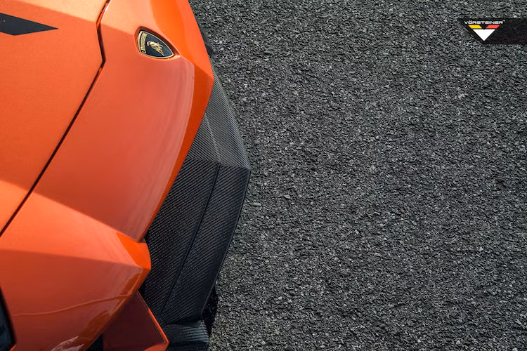 Được hãng độ Vorsteiner làm bằng sợi carbon khô, cánh khuếch tán này không khiến chiếc xe nặng hơn nhiều, trong khi giúp Aventador vận hành ổn định ở tốc độ cao.