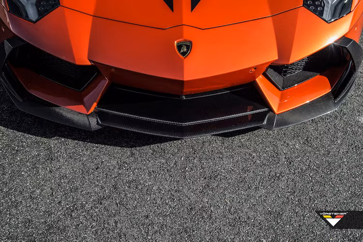 Chiếm trọn phần dưới của cản trước là cánh khuếch tán không khí "nhái" theo bản Aventador LP720-4 50th Anniversario.