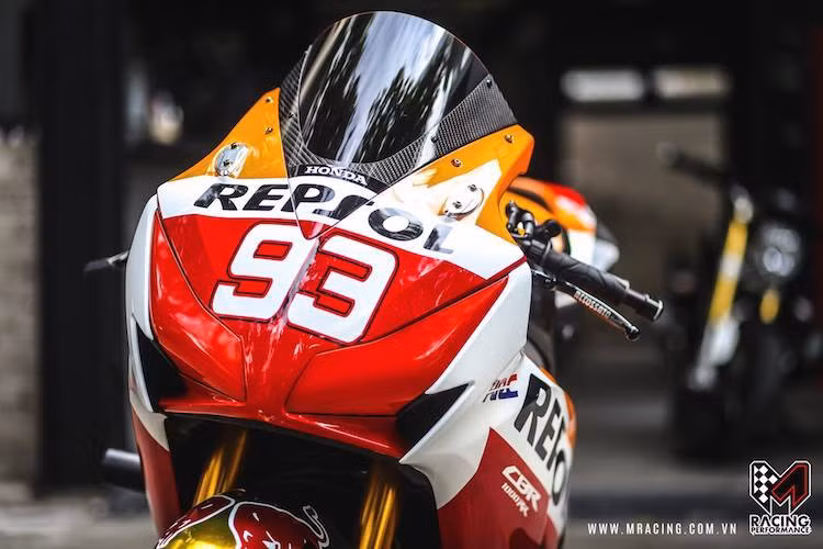 Theo phong cách xe đua, chiếc CBR1000RR đã được chủ nhân của nó bỏ đi cặp gương chiếu hậu nguyên bản. Ngoài ra, các đèn pha phía trước quây gió cũng được bịt kín như một chiếc siêu xe môtô đua tại giải WSBK thực thụ. dè trước bằng sợi carbon cũng khiến chiếc xe trông thể thao hơn.