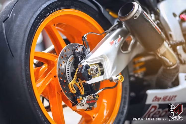 Ở phía sau, dù vẫn chạy đĩa "zin" nhưng heo sau của xe đã được độ lại với heo Brembo Nickel 2 pis đối xứng. Cả 2 lốp xe đều là loại Pirelli Diablo Supercorsa với vân tia sét gần như trơn hoàn toàn, tăng tối đa diện tích tiếp xúc mặt đường. Lốp trước có bản 120/70/17 trong khi lốp sau là 200/55/17.