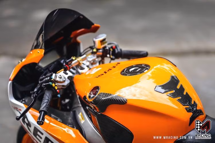 Ở khu vực tay lái của chiếc CBR1000RR cũng là hàng loạt các món đồ chơi khác nhau: trợ lực Matris, chảng ba nhôm CNC, cùm phanh Brembo Billet, bình dầu Rizoma Next, cùm công tắc GP Accossato, cùm côn Accossato, bao tay Spider và gù Barracuda.