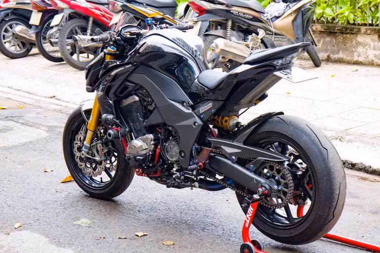 Những "đồ chơi" nâng cấp "hàng khủng" đạt tiêu chuẩn xe đua đã được biker Đà Lạt đầu tư trang bị cho chiếc naked-bike Kawasaki Z1000, khiến chiếc xe có vẻ ngoài "như zin" nhưng đạt hiệu năng vận hành cao. Ước tính giá trị của toàn bộ các "đồ chơi" trên tại thị trường Việt Nam độ lên chiếc xe này có thể lên tới 200 triệu đồng.