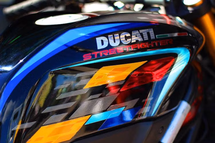 Tại Việt Nam, Ducati Streetfighter là một dòng xe khá hiếm, thường xuất hiện dưới phiên bản 848. Tuy nhiên, để khiến chiếc Streetfighter 848 của mình trở nên ít "đụng hàng" hơn, một biker Sài Gòn đã tiến hành "cá nhân hóa" chiếc xe theo sở thích bản thân. Trên bản độ nhẹ nhàng này, bắt mắt nhất là bộ tem ghép từ nhiều mảnh màu chrome theo phong cách xe đua.