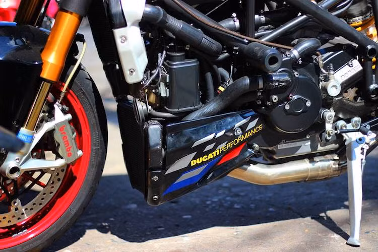 Về "nội công", khối động cơ nguyên bản của Streetfighter chỉ được độ lại pô SC Project để cho tiếng nổ uy lực hơn. Tuy nhiên, hiệu năng của xe vẫn được nâng cao do chủ xe đã thay cặp phuộc trước Ohlins kết hợp với hệ thống phanh gồm cặp heo Brembo M4 4 piston cho cả 2 bên đĩa.