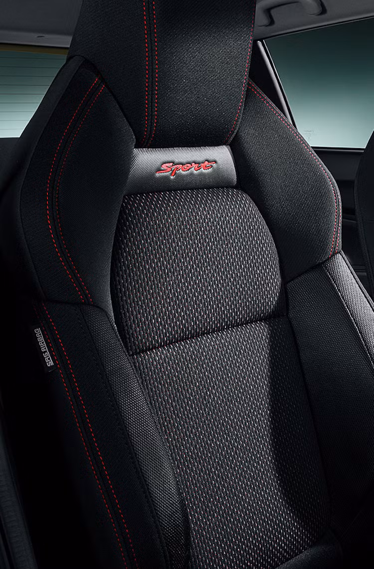 Hàng ghế trước của Swift Sport cũng sẽ được thay bằng loại ghế ngồi phong cách xe đua ôm lưng hơn, cùng với dòng chữ Sport thêu nổi trên lưng ghế. Tuy nhiên do nằm ở phân khúc xe hạng B giá rẻ, nội thất của chiếc xe vẫn gần như được bọc hoàn toàn trong chất liệu nỉ rẻ tiền.