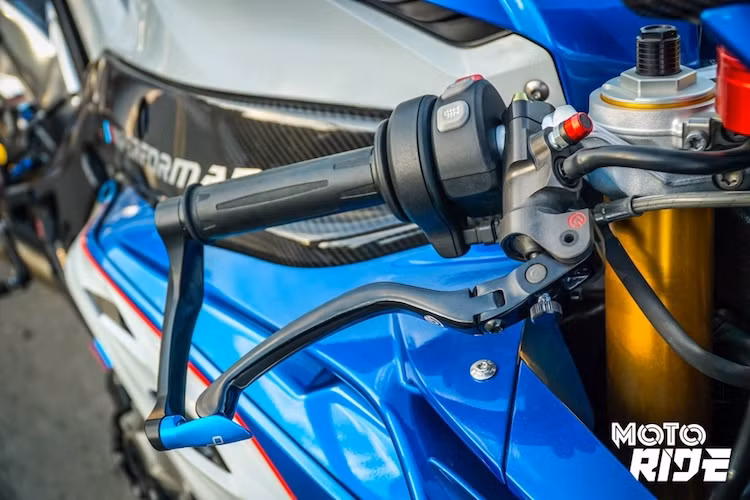Ở phía trên tay lái, cùm tay phanh Brembo Rossi Billet cùng bình dầu CNC Racing giúp hoàn thiện hệ thống phanh trước. Tay phanh Brembo đắt tiền cũng được cần bảo vệ Lightech gắn gù chống lại các hư hại trong trường hợp xe đổ.