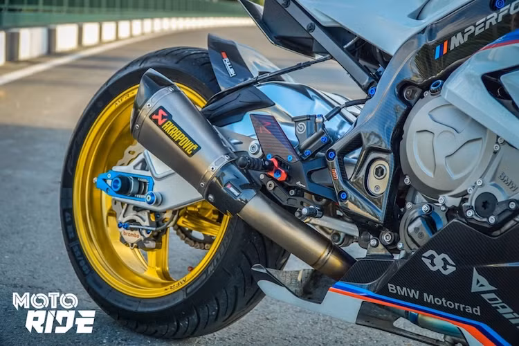 Ở dạng nguyên bản, khối động cơ 999 cc 4 xi-lanh DOHC của S1000RR vốn đã có hiệu năng thuộc hàng "top" trong số các superbike ngày nay. Chính vì vậy, chủ xe đã không "đả động" đến cỗ máy BMW, chỉ thay cây pô nguyên bản với trọng lượng nặng và bầu lớn bằng hệ thống xả Akrapovic full system.