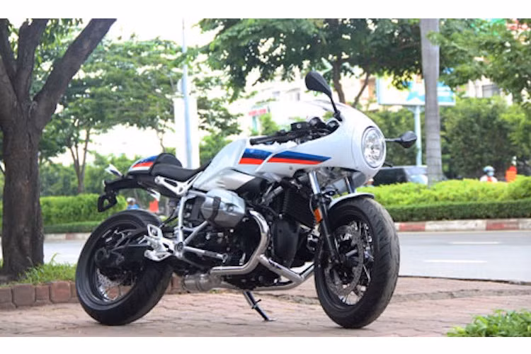 Tại triển lãm Intermot 2016, "gia đình" xe hoài cổ R nine T của BMW Motorrad đã chào đón thêm thành viên mới là chiếc môtô BMW R nine T Racer. Được thiết kế theo phong cách cafe racer, R nine T Racer là 1 trong 5 phiên bản hiện tại của dòng xe, bên cạnh các bản Pure, Roadster, Scrambler và Urban G/S.