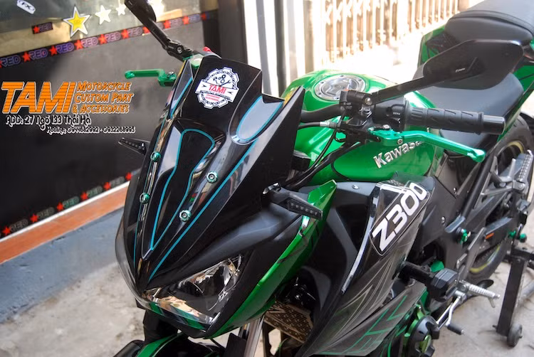 Là một mẫu xe phân khối lớn khá phổ biến tại châu Á, Z300 cũng có rất nhiều "đồ chơi" được tạo ra bởi các hãng phụ tùng khác nhau. Để khiến chiếc Z300 của mình trở nên nổi bật hơn, một người chơi xe Hà Nội đã trang trí cho chiếc xe của mình loạt phụ kiện bắt mắt. Bắt đầu từ phía trước, Z300 đã được trang bị kính chắn gió mới với thiết kế góc cạnh, cặp gương hậu cùng xi nhan Rizoma, và tay phanh đồ chơi điều chỉnh được.