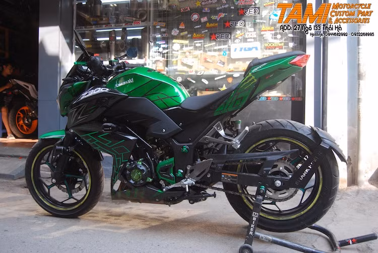 Trong phân khúc naked bike phân khối lớn tầm 250-400 cc, chiếc xe môtô Kawasaki Z300 được khá nhiều biker lựa chọn. Không chỉ sở hữu kiểu dáng theo ngôn ngữ Sugomi tương tự "đàn anh" Z800, Z300 còn "chinh phục" người dùng vì động cơ chia sẻ với Ninja 300, hệ thống phanh ABS được trang bị sẵn và mức giá khá rẻ.