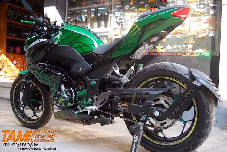 Mẫu naked-bike Kawasaki Z300 đã được người chơi xe Hà Nội trang bị cho hàng loạt đồ chơi kiểng để khiến chiếc xe trở nên hữu dụng và bắt mắt hơn.