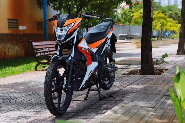 Bên cạnh Suzuki Raider 150, mẫu xe máy Honda Sonic 150R là một trong 2 mẫu xe với kiểu dáng hyper underbone và dung tích 150 cc duy nhất trên thị trường hiện nay. Được nhập vào Việt Nam từ Indonesia với mức giá hơn 90 triệu đồng, tuy nhiên dòng xe này liên tục được dân chơi Việt độ lại với các bản độ độc đáo, bắt mắt.