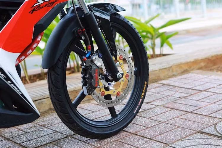 Giữ nguyên bản kiểu dáng của Sonic 150R, một người chơi xe tại miền Nam đã trang bị thêm cho dòng xe này những món "đồ chơi" cao cấp. Bắt đầu từ phía trước, chiếc xe đã được độ lại hoàn toàn hệ thống phanh với heo Brembo 4 piston, dây dầu Earl's và đĩa Brembo.
