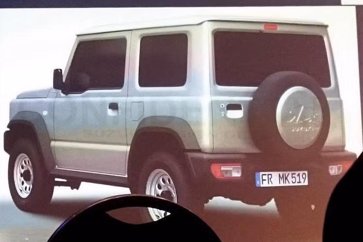 Về thiết kế, Suzuki Jimny 2018 sẽ vẫn "trung thành" với kiểu dáng vuông vức truyền thống của dòng xe này. Nhìn tổng thể, thân xe vuông của Jimny mới rất giống với thế hệ thứ 2 và thứ 3 của dòng xe, nhưng có một số chi tiết hiện đại và khỏe khoắn hơn như các vòm bánh ốp nhựa rộng và phần đầu phía trước mới.