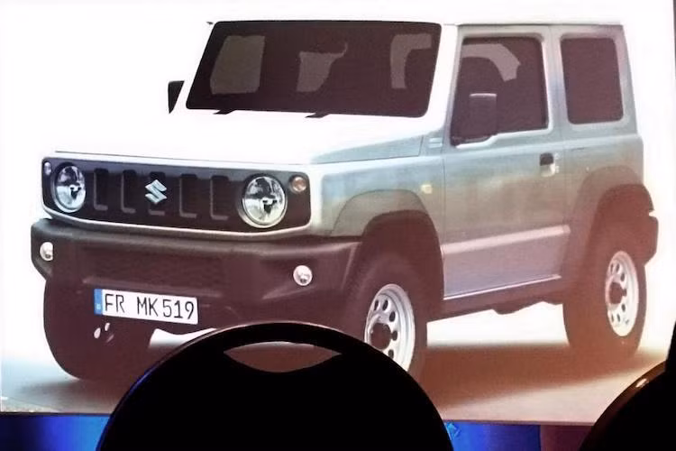 Ra mắt lần đầu vào năm 1970, mẫu SUV mini Suzuki Jimny đã nhận được tình cảm của rất nhiều người yêu xe trên Thế giới do hiếm có dòng xe nào cùng phân khúc sở hữu khả năng địa hình chuyên nghiệp như nó. Tuy nhiên, thế hệ Jimny thứ 3 hiện tại đã được Suzuki ra mắt lần đầu vào năm 1998 và sản xuất tới tận ngày nay đã trở nên khá "lạc hậu".
