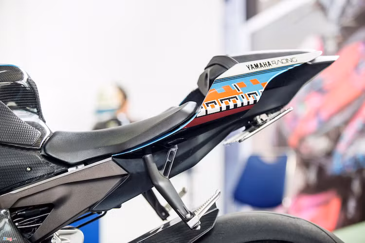Yamaha R1 có đủ chỗ cho hai người, tuy nhiên vị trí người ngồi sau khá chông chênh, bởi Yamaha muốn ưu tiên cho tốc độ.