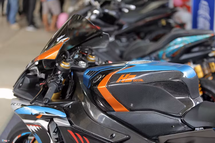 Chủ xe cũng ốp carbon hai bên thùng xăng và sườn xe trông ngầu hơn. Ngoài ra những tấm ốp cao su nẹp bên hông giúp chân kẹp vào bình xăng tăng độ bám, mang lại cảm giác dễ chịu khi đi đường dài.