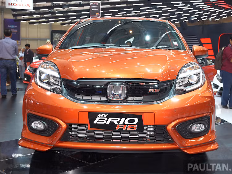 Dựa trên phiên bản Brio nâng cấp giữa vòng đời, Brio RS cũng sở hữu cụm đèn pha trước với đèn LED định vị và bóng thấu kính projector bắt mắt. Tuy nhiên so với phiên bản thường, chiếc xe đã có cản trước được thay mới với các khe gió lớn và góc cạnh, tương tự như các dòng Honda Type-R thể thao.