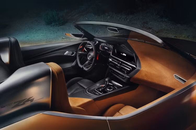 Toàn bộ nội thất được bọc trong da lộn cùng màu với thân xe, khiến cho Z4 Concept có vẻ đẹp độc đáo hơn trong cabin. Hiện chưa rõ BMW sẽ sử dụng mui mềm hay mui cứng cho Z4 thế hệ mới. Tuy nhiên thế hệ đầu tiên của chiếc xe ra mắt vào năm 2002 đã từng sử dụng mui xếp mềm, trong khi thế hệ 2 lại có mui xếp cứng.