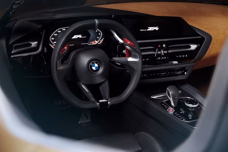 Ở bên trong nội thất, Z4 tiếp tục gợi nhớ về 8 Series Concept với bảng táp-lô hướng về phía người lái cùng bảng đồng hồ kỹ thuật số. Dù là phiên bản ý tưởng, tuy nhiên nội thất của xe trông đã sẵn sàng để sản xuất hàng loạt, ngoại trừ vô-lăng thể thao với thiết kế độc đáo.