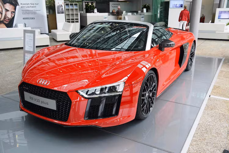 Sau khi ra mắt chính thức mẫu siêu xe Audi R8 Spyder mui trần thế hệ mới vào năm ngoái tại triển lãm Geneva 2016, Audi đã tiếp tục "trình làng" chiếc Audi R8 Spyder Plus với động cơ mạnh hơn, tương tự phiên bản R8 V10 Plus coupe.
