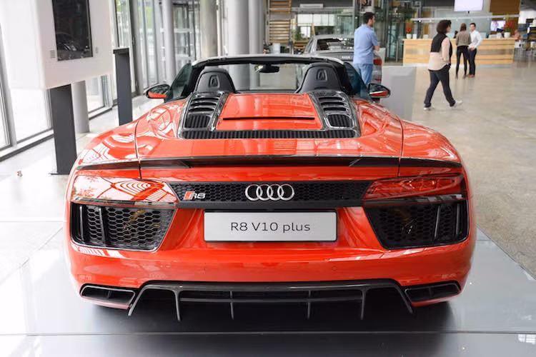 R8 Spyder Plus mới vẫn sử dụng kết cấu mui gập mềm có khả năng giấu gọn vào khoang chứa phía sau người lái, trên động cơ. Bộ mui này chỉ mất 20 giây để đóng mở và có thể hoạt động dưới tốc độ 50 km/h. Cửa kính phía sau của chiếc xe có thể điều khiển độc lập, đồng nghĩa người lái có thể hạ nó xuống ngay mui đang đóng.