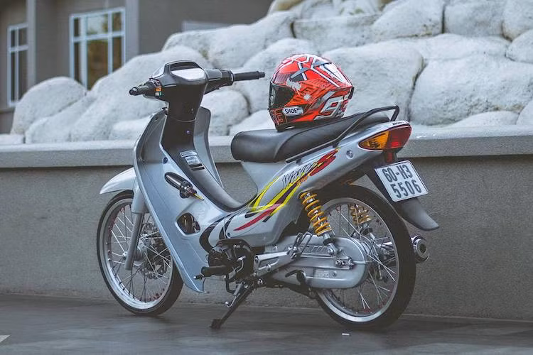 Chiếc xe số phổ thông Honda Wave 110 Thái Lan đã được người chơi xe tại Việt Nam kiểng lại với một số món phụ tùng nâng cấp tới từ những hãng nổi tiếng. Dù chỉ được trang bị những đồ chơi đơn giản, tuy nhiên giá trị của bản độ này vẫn lên tới cả hơn 100 trăm triệu đồng do sử dụng các phụ tùng "khủng".
