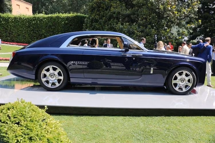 Đúng như tên gọi, điểm khác biệt chính của Sweptail so với Phantom Coupe thường là phần đuôi chạy dài, vuốt về phía sau. Theo Rolls-Royce, người đặt hàng chiếc xe là "một nhà sưu tập sành sỏi", chuyên săn lùng và sở hữu những siêu du thuyền và máy bay tư nhân "hàng thửa".
