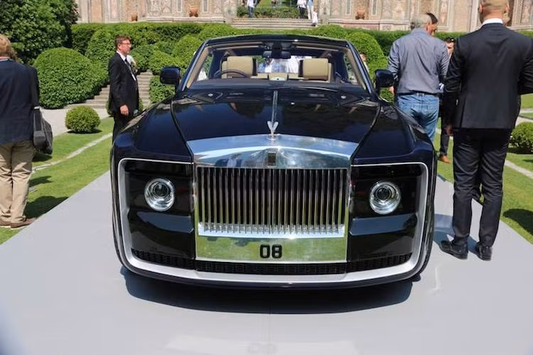 Một số mẫu xe gây ảnh hưởng thiết kế tới Rolls-Royce Sweptail mới gồm 1934 Gurney Nutting Phantom II Two Door Light Saloon hay 1934 Park Ward 20/25 Limousine Coupé. So với phía sau, phần đầu của Rolls-Royce Sweptail có thiết kế gần gũi hơn với những chiếc Phantom Coupe bình thường, nhưng thân xe kéo dài để phần đầu nằm sâu vào phía trong hơn.