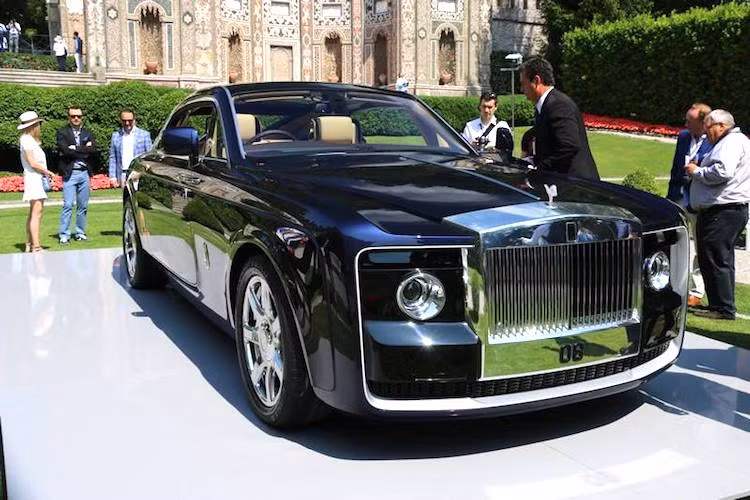 Trong khuôn khổ lễ hội xe danh giá Concorso d’Eleganza được tổ chức tại Ý vào cuối tháng 5 vừa qua, hãng xe siêu sang Rolls-Royce đã ra mắt chiếc coupe "hàng thửa" với tên gọi Rolls-Royce Sweptail. Dựa trên cơ sở của dòng Phantom Coupe đã bị "khai tử", dự án Sweptail đã được "thai nghén" từ năm 2013 tới nay.
