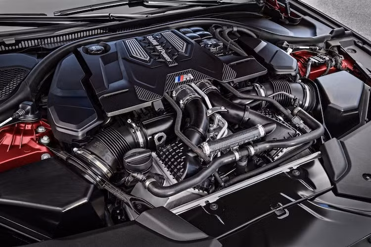Trên thế hệ mới nhất, BMW vẫn tiếp tục trang bị cho M5 khối động cơ 4.4l M TwinPower Turbo tăng áp kép V8 của thế hệ trước. Tuy nhiên, động cơ này đã được cải tiến để tăng công suất tối đa lên 600 PS và mô-men xoắn cực đại 750 Nm - ngang với nhiều siêu xe hiện nay. Động cơ này được kết hợp với hộp số tự động 8 cấp.