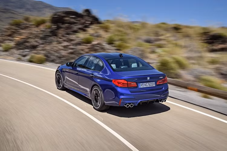 BMW sẽ bắt đầu mở bán M5 thế hệ mới kể từ mùa xuân năm sau với giá khởi điểm tại Đức là 117.900 Euro (tương đương 3,15 tỷ đồng). Tuy nhiên, người hâm mộ có thể lần đầu tiên nhìn thấy chiếc xe vào triển lãm Frankfurt diễn ra trong tháng tới.