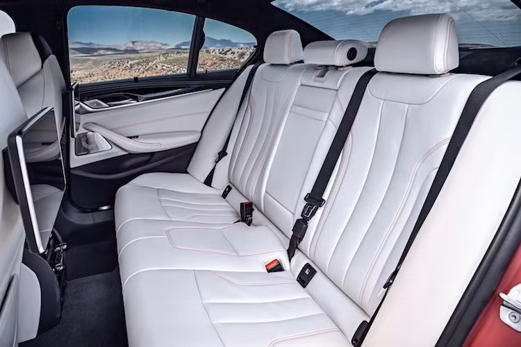 Như thường lệ, BMW cũng đưa ra một danh sách tùy chọn dài như nội thất bọc da Merino cao cấp, ghế thể thao M đa chức năng không chỉ đẹp mắt mà còn đỡ lưng người ngồi trong xe hiệu quả hơn...