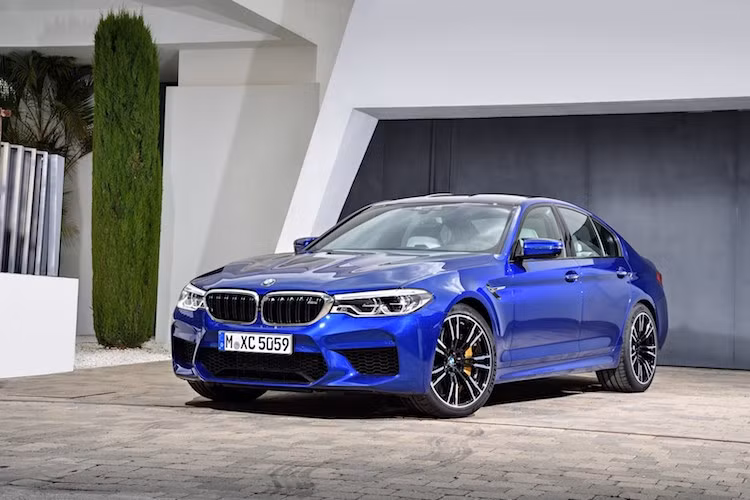 Với mỗi thế hệ 5 Series mới, BMW luôn có phiên bản hiệu năng cao M5 kể từ năm 1985 tới nay. Sau khi giới thiệu thế hệ BMW 5 Series thứ 7 có tên mã G30 vào năm ngoái, siêu sedan BMW M5 2018 đã tiếp tục được hãng xe sang BMW công bố. Với thế hệ này, M5 đã "phá bỏ" nhiều truyền thống của các phiên bản cũ để có thể đạt hiệu năng ấn tượng hơn.