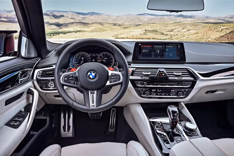 Dựa trên cơ sở 5 Series, M5 2018 cũng có đầy đủ các tiện nghi như các phiên bản cao cấp. Tuy nhiên để nhấn mạnh tính thể thao của chiếc xe. BMW đã trang bị vô-lăng M-Sport 3 chấu mới, hàng ghế trước phong cách xe đua cùng nẹp ốp trang trí bằng nhôm ở bên trong nội thất.