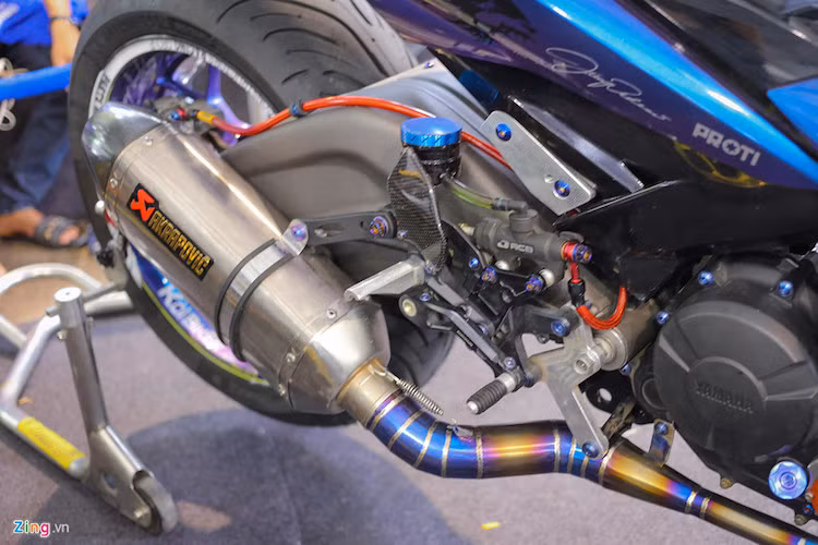 Pô độ của chiếc xe Exciter tiêu chuẩn được thay bằng sản phẩm của Akrapovic. Nhiều bộ phận khác trên xe cũng được thay thế như cùm phanh, vị trí để chân hay lắp thêm các con ốc trang trí màu sắc bắt mắt.