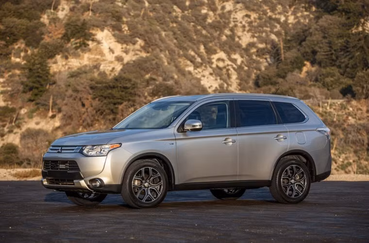 3. 2015 Mitsubishi Outlander: có giá $24,045 và chứa 7 chỗ ngồi. Xe có 4 xi lanh và được đánh giá an toàn cao. Nội thất đẹp cũng là một điểm cộng lớn cho chiếc xe này.