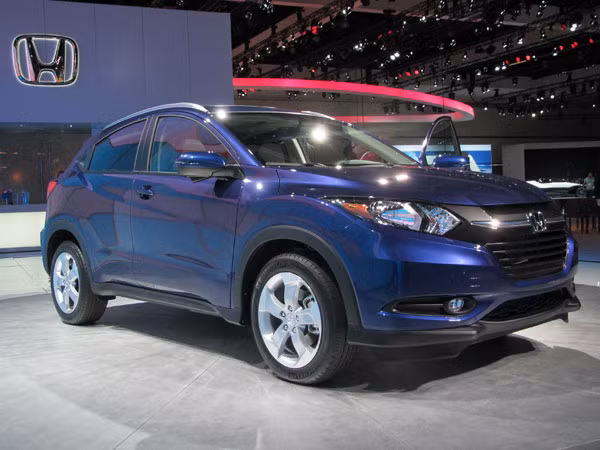  3. 2016 Honda HR-V: Dòng HRV có bộ khung gầm dựa trên thiết kế của dòng Fit, tạo ra một không gian rộng lớn. Ngoài ra, xe còn sử dụng động cơ 4 xi lanh 1.8 lít cùng hộp số vô cấp hoặc hộp số sàn sáu cấp. Hệ thống dẫn động bốn bánh là tùy chọn, tuy nhiên chỉ có ở hộp số vô cấp.